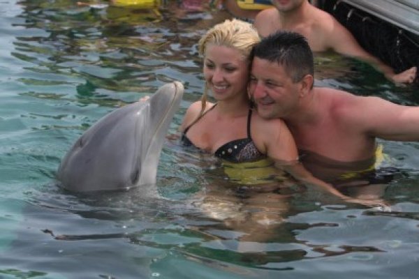 Şeful CERONAV şi vacanţele exotice: la joacă cu delfinii în Republica Dominicană, alături de soţie